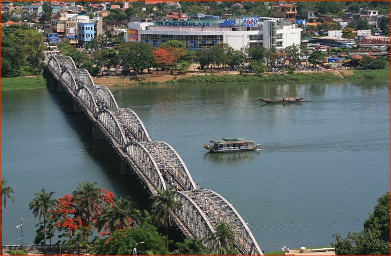 vé máy bay đi Huế - cầu trường tiền