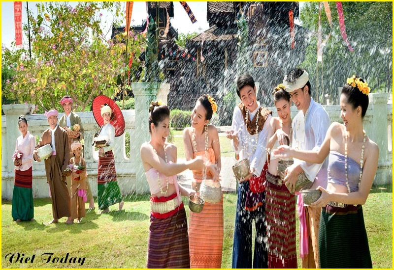 Lễ hội té nước Bunpimay Lao