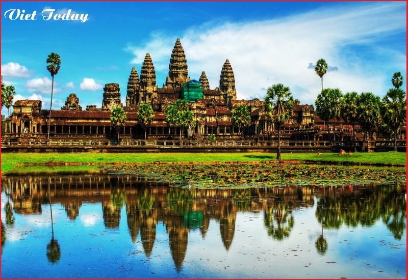Angkor Wat được xây dựng vào đầu thế kỷ 12 bởi quốc vương Suryavarman Vé máy bay đi Phnom Penh
